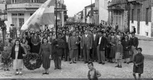 καπνεργάτες τέρμα οδού Παπαστράτου τιμά τους νεκρούς τους-αρχείο ευαγγ Τσοπάνογλου-1950